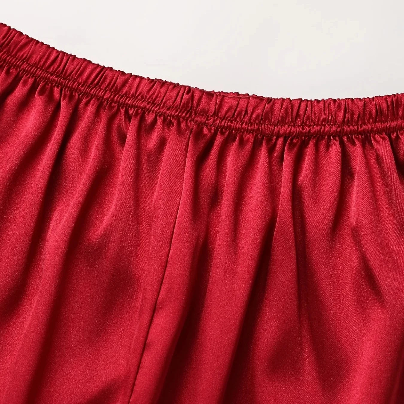 Sandra | Lesklý pyžamo – Nočná elegancia a jemný dotyk