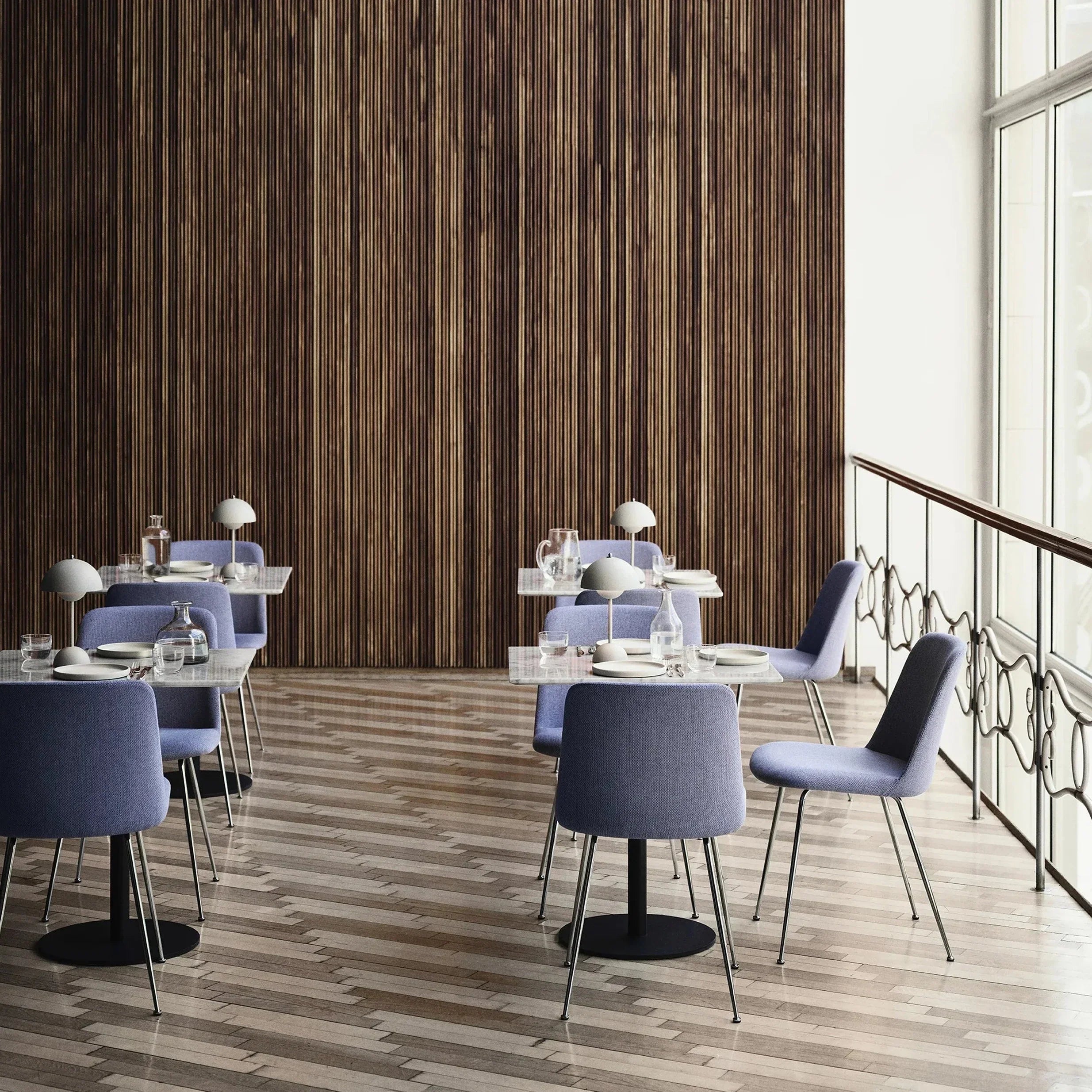 مصباح LED مكتبي – بساطة عصرية ووظائف