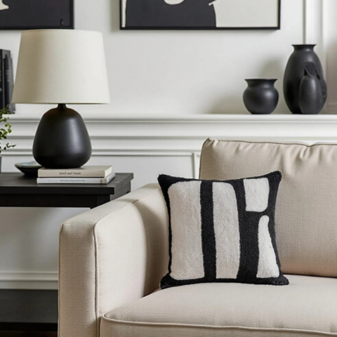 Zebramuotoiltu koristepillow – Villin ja tyylikkään kosketus