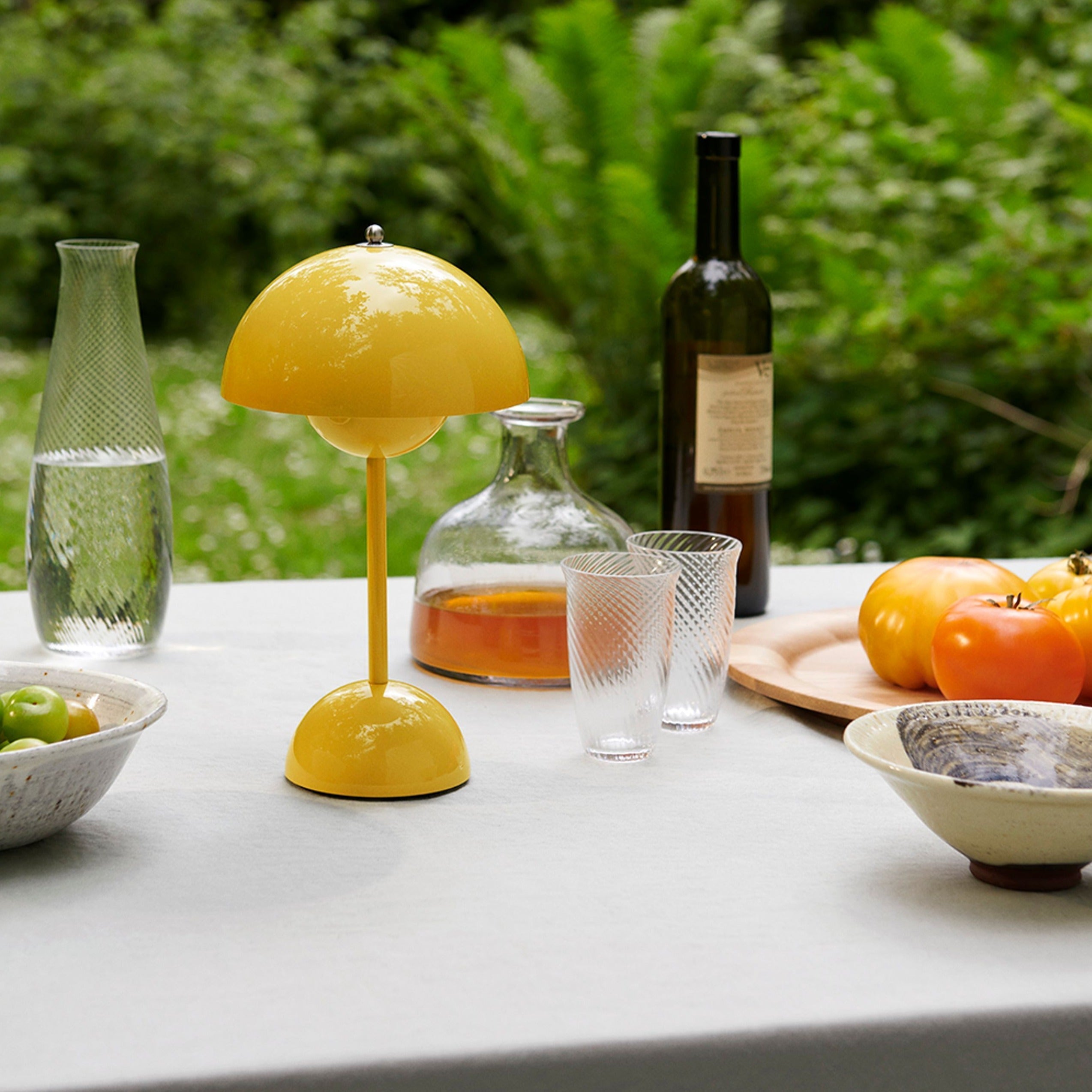 مصباح LED مكتبي – بساطة عصرية ووظائف