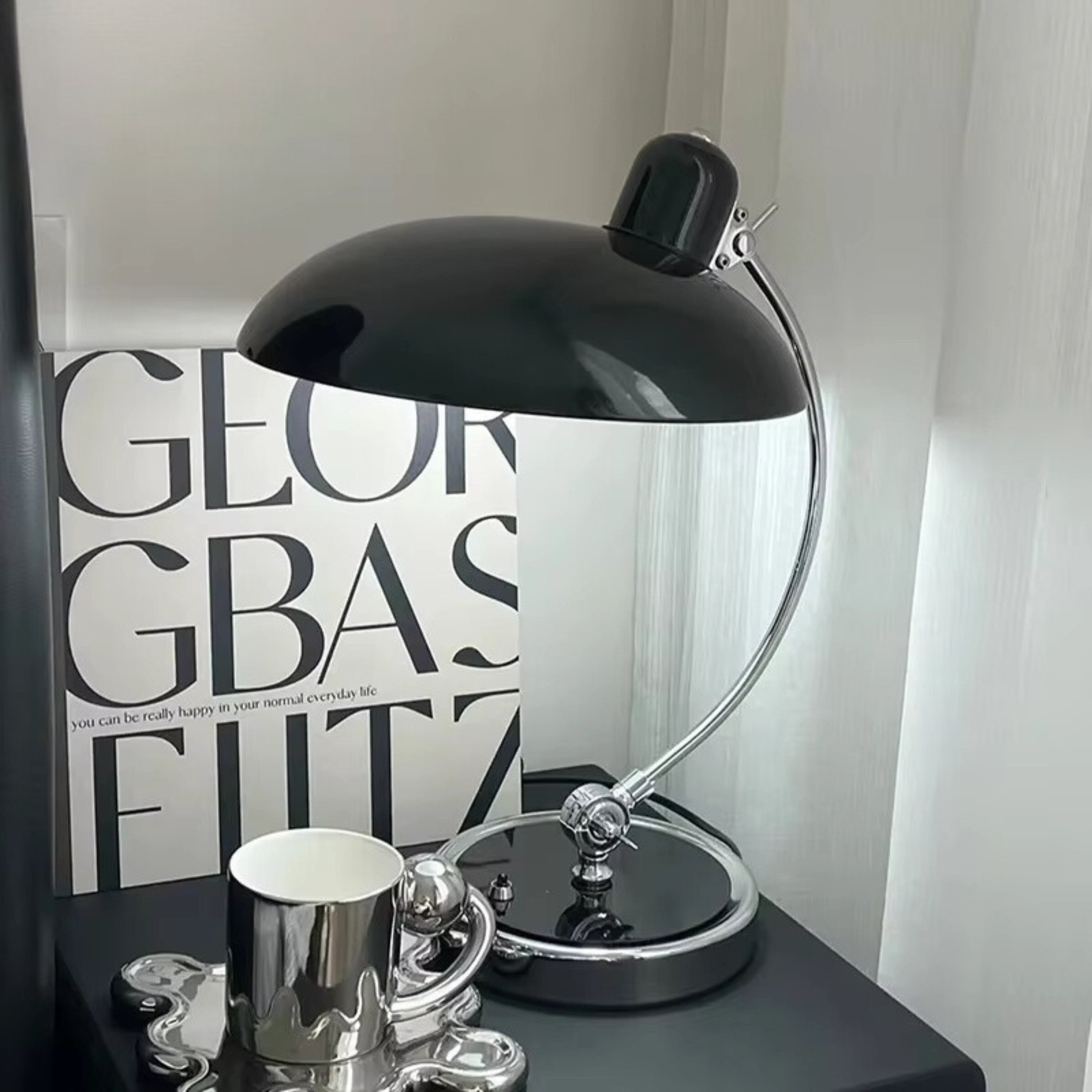 Moderná Písací Lampa – Elegantný Štýl A Pevná Konštrukcia