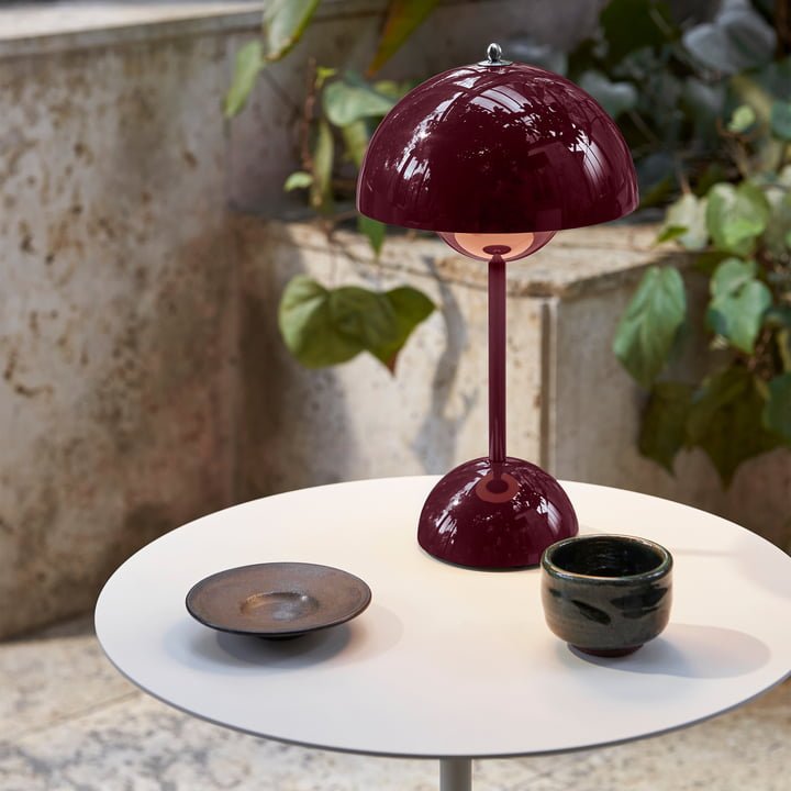 مصباح LED مكتبي – بساطة عصرية ووظائف