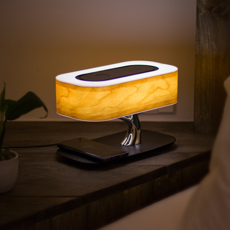 Multifunkčná lampa — LED svetlo, bezdrôtová nabíjačka a Bluetooth audio