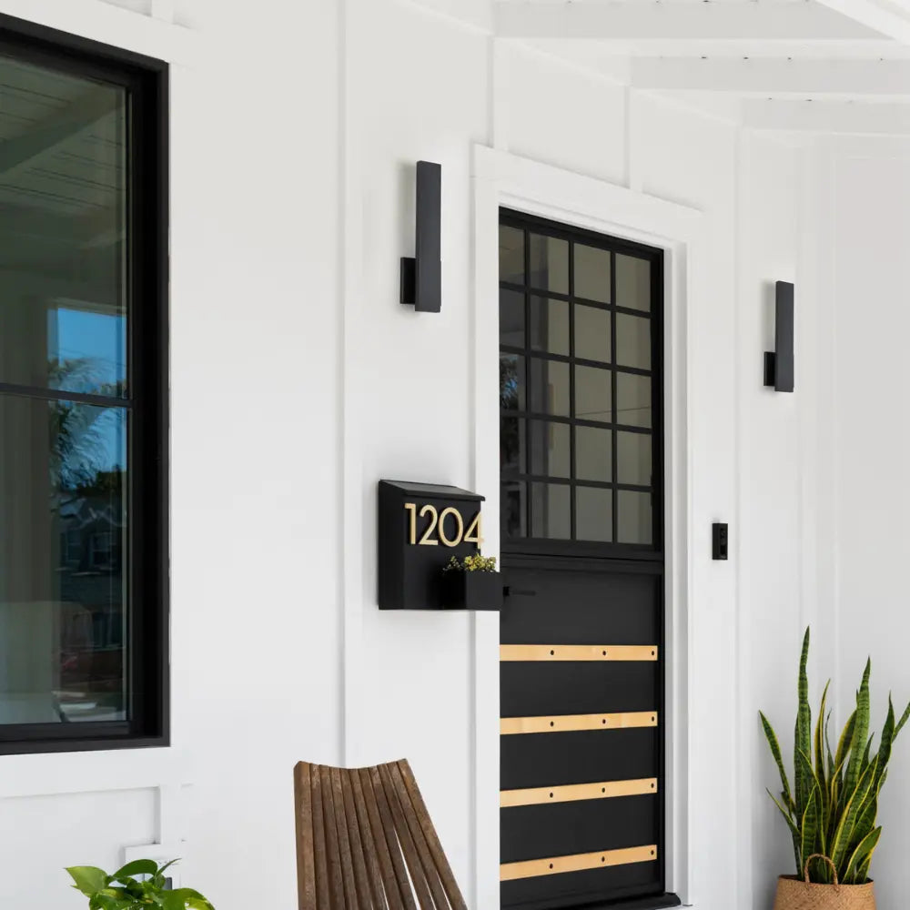 IP65 Resistant Outdoor Wall Light - Solidity And Modernity