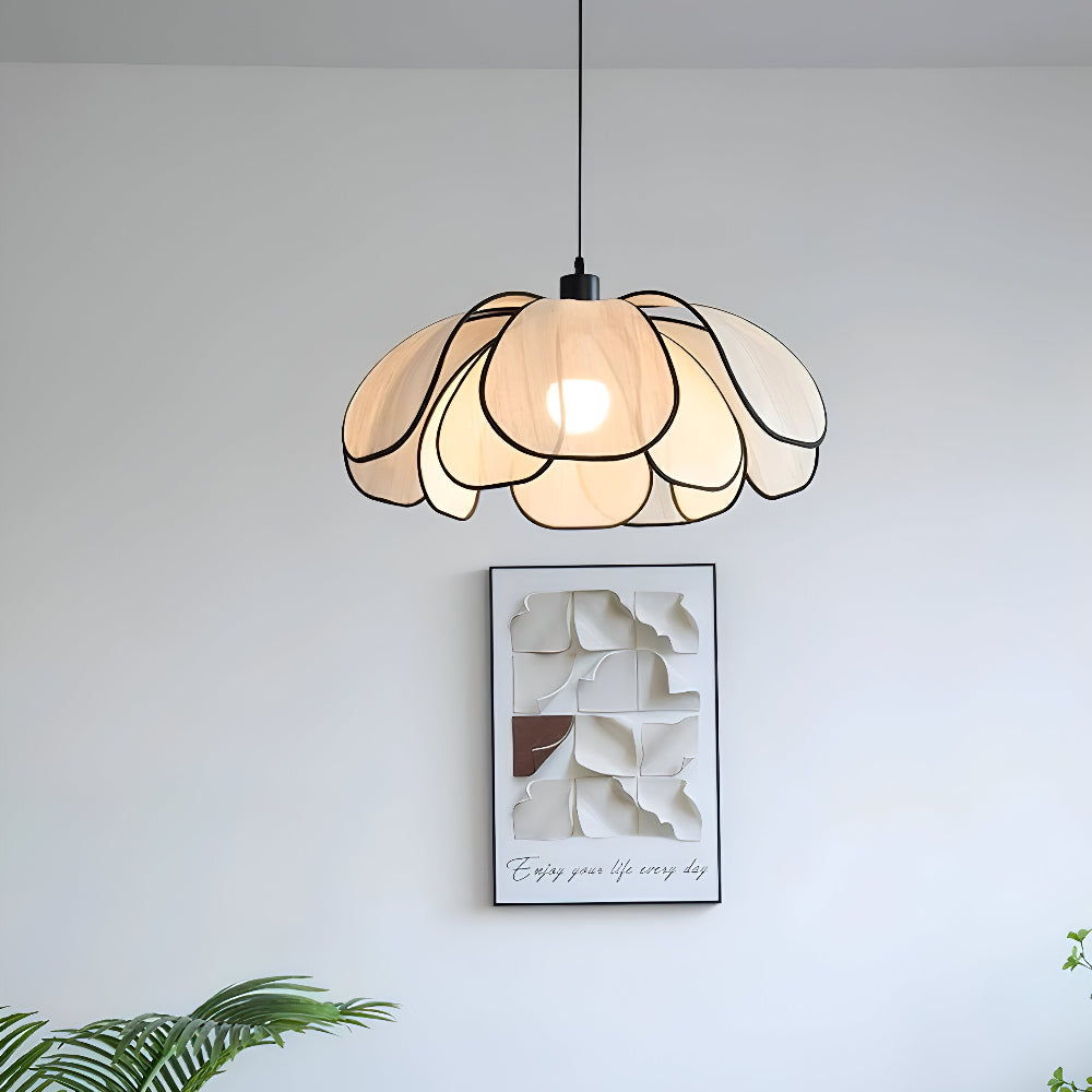 Elegantní závěsná lampa z přírodního proutí - přírodní dekorace a harmonické osvětlení
