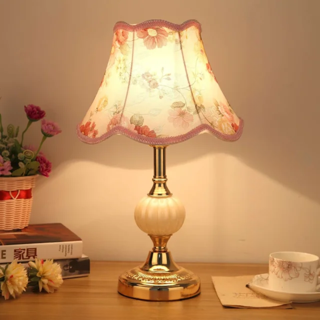 Dekoratívna stolná lampa – vintage štýl a nadčasová elegancia 