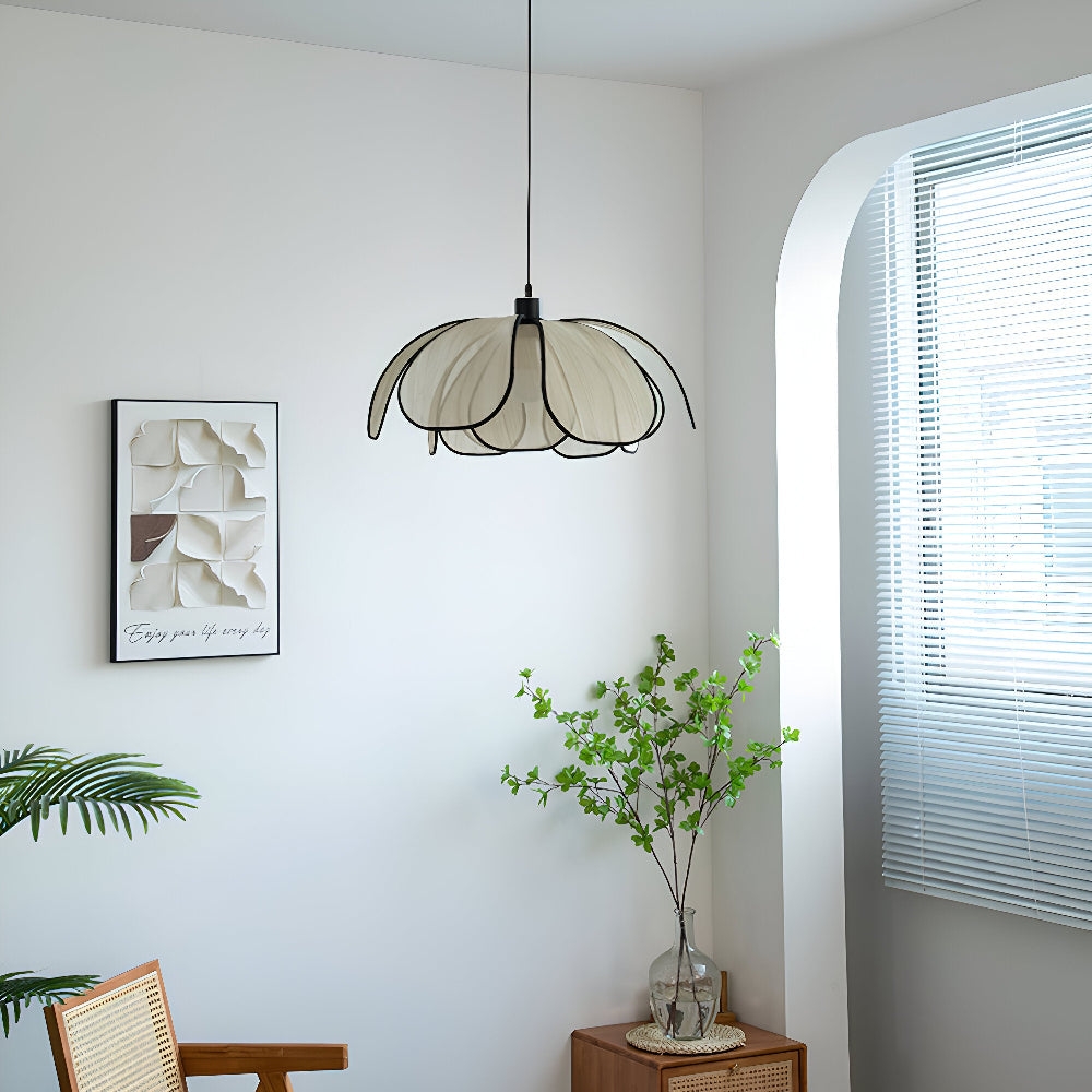 Elegantní závěsná lampa z přírodního proutí - přírodní dekorace a harmonické osvětlení