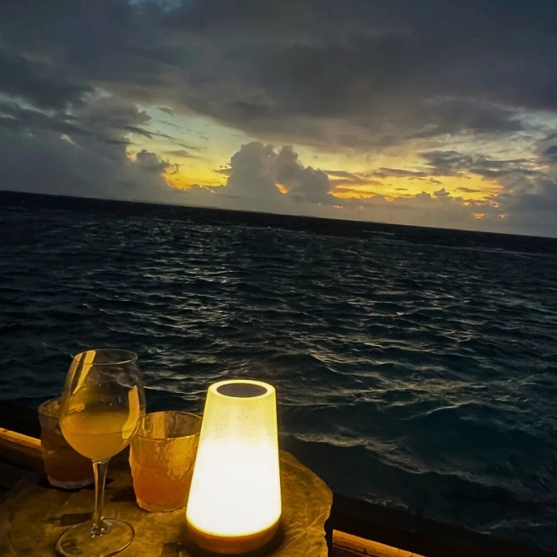 Moderná Nočná Lampa – Elegantný a Funkčný Dizajn 