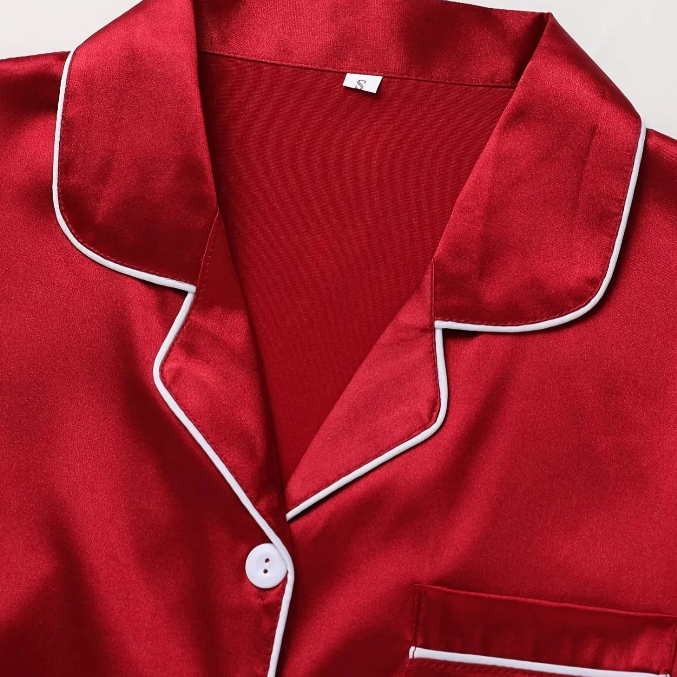 Sandra | Lesklý pyžamo – Nočná elegancia a jemný dotyk 