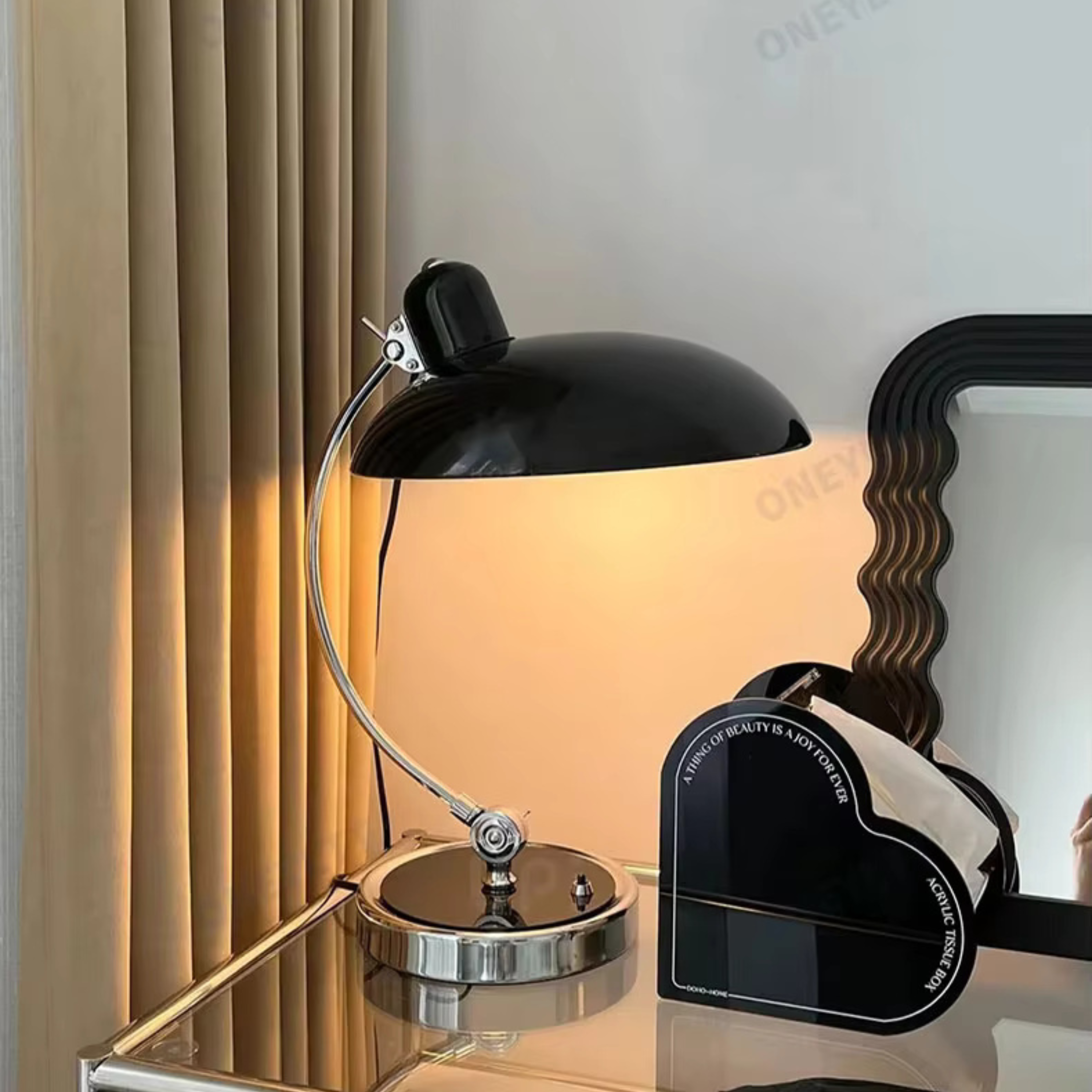 Moderná Písací Lampa – Elegantný Štýl A Pevná Konštrukcia 