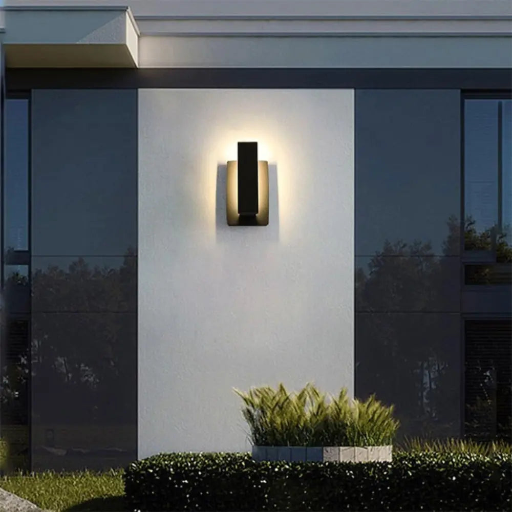 IP65 Resistant Outdoor Wall Light - Solidity And Modernity