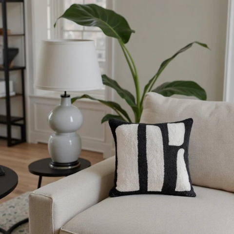 Zebramuotoiltu koristepillow – Villin ja tyylikkään kosketus 