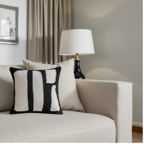 Zebramuotoiltu koristepillow – Villin ja tyylikkään kosketus 