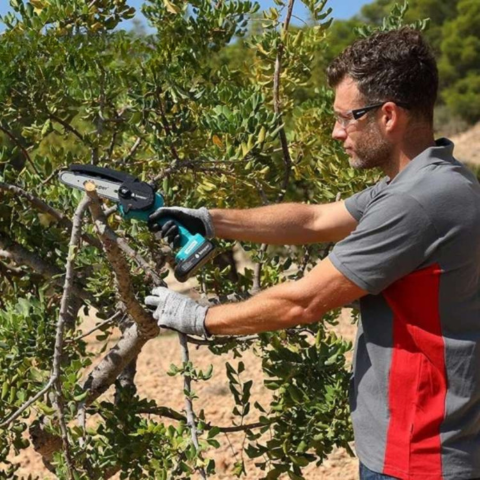 Rechargeable Chainsaw – Portable and Ready to Use 