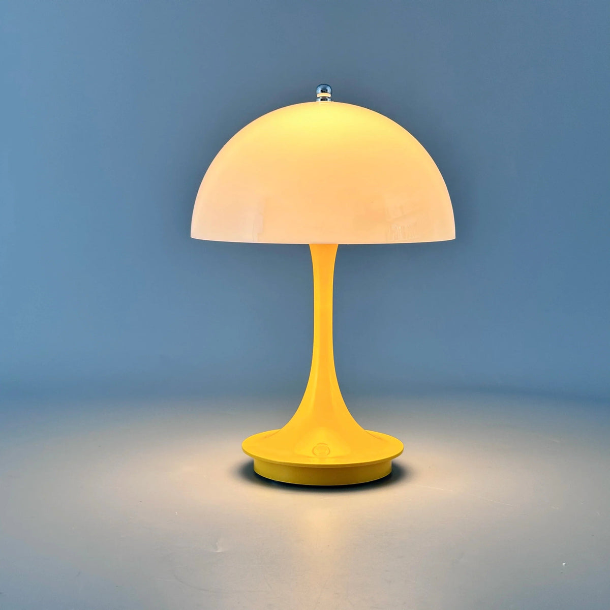 LED-pöytälamppu – Lataus ja kolmen tason valaistus 