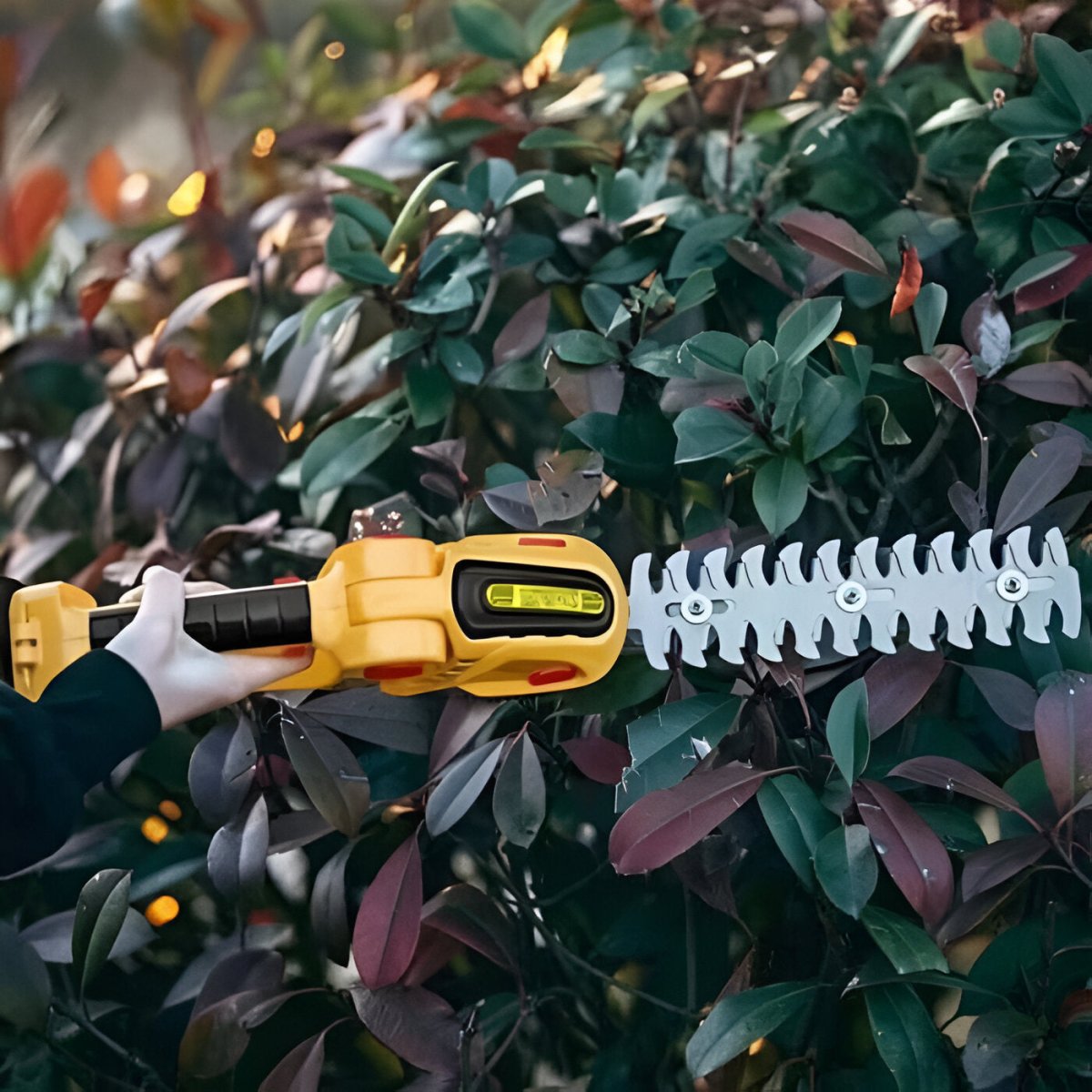2-in-1 Wireless Garden Tool — Hedge Trimmer and Practical Shears 