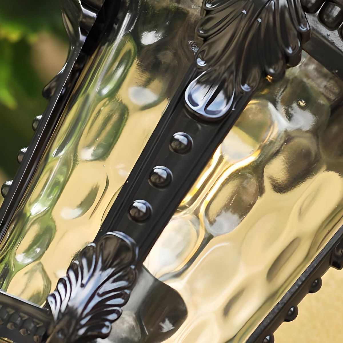 מנורת קיר וינטג' מזכוכית – סגנון רטרו ועמידות חיצונית 