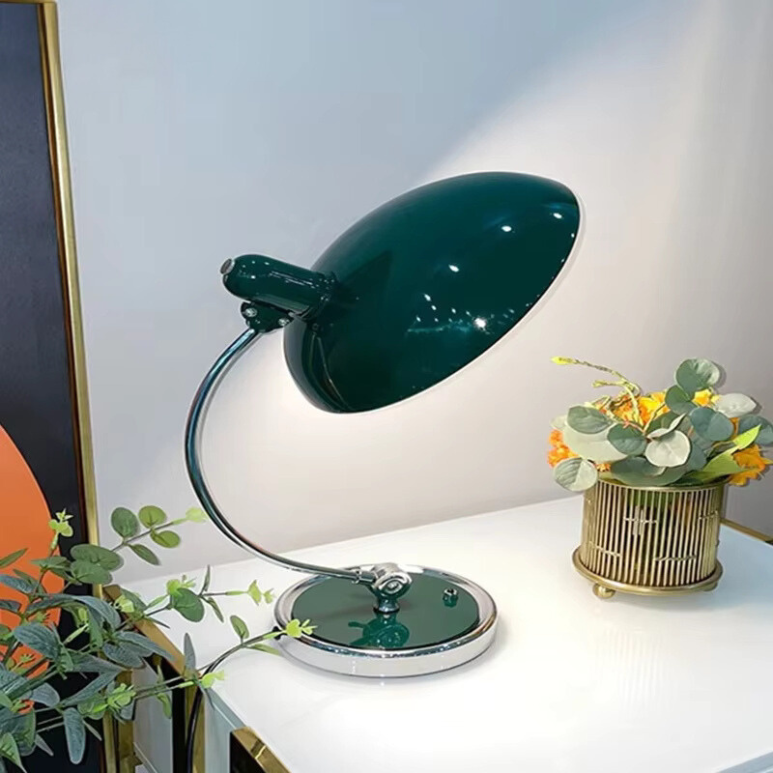 Moderná Písací Lampa – Elegantný Štýl A Pevná Konštrukcia 