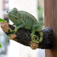 Figurine de caméléon en résine sur l'arbre